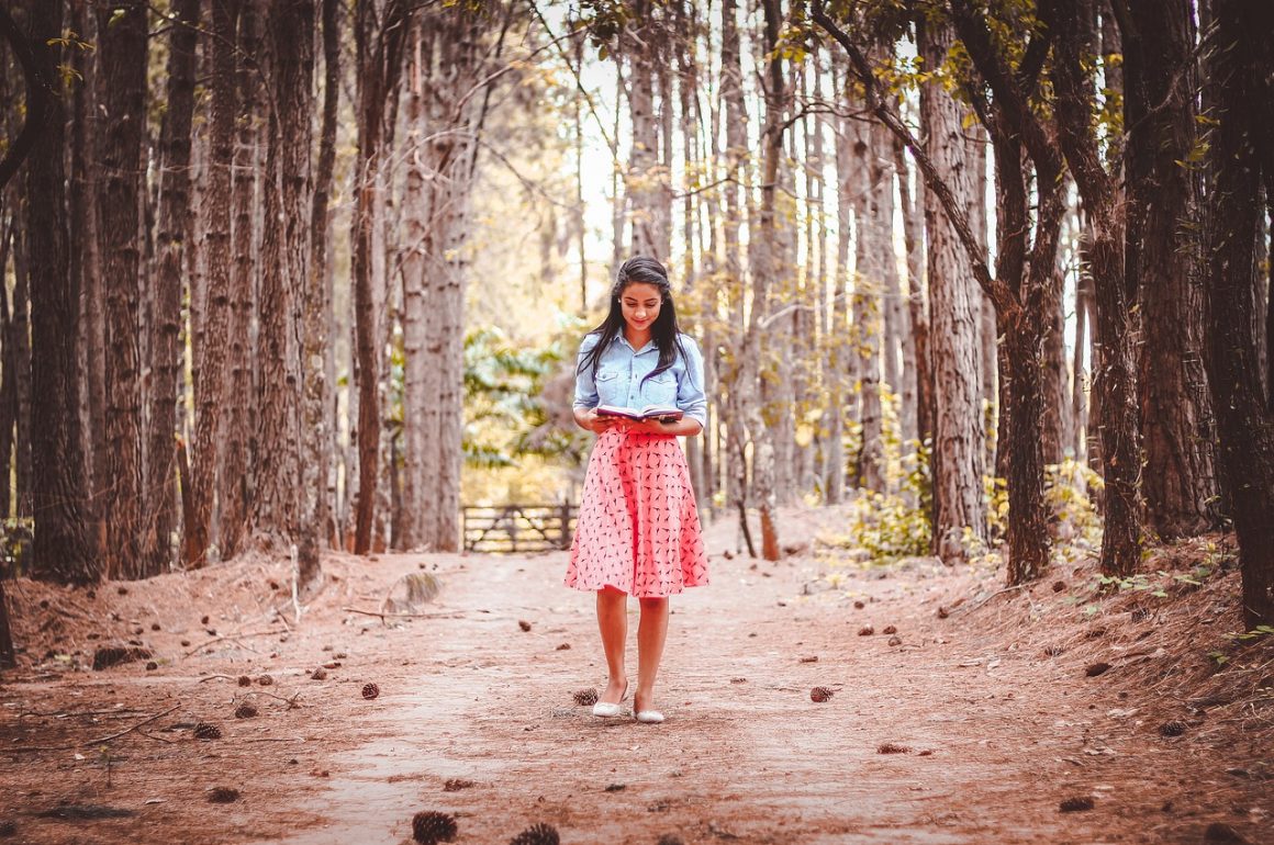Is it safe to walk while reading?